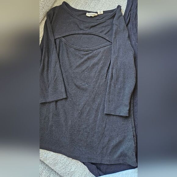 🎁3 Peice Bundle Black /Gray Tops with Heart Detail - Picture 2 of 7